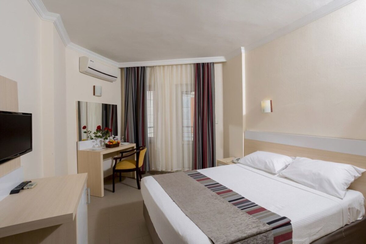 Mediterranean Breeze Hotel Standart Kara Manzaralı Oda  Resimleri