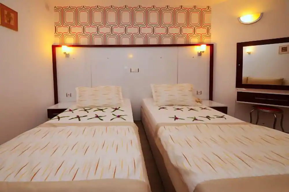 Pirat Hotel Standart Oda Kara Manzaralı  Resimleri