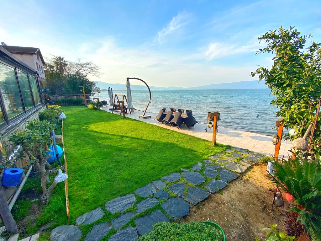 Villa Atroa Göl Evi