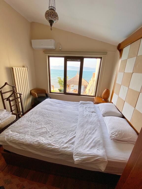 Villa Atroa Göl Evi