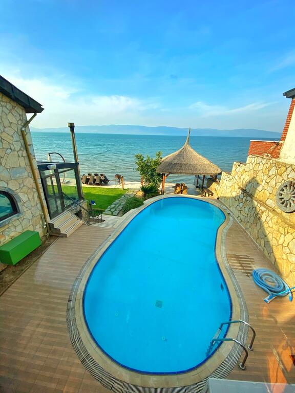 Villa Atroa Göl Evi