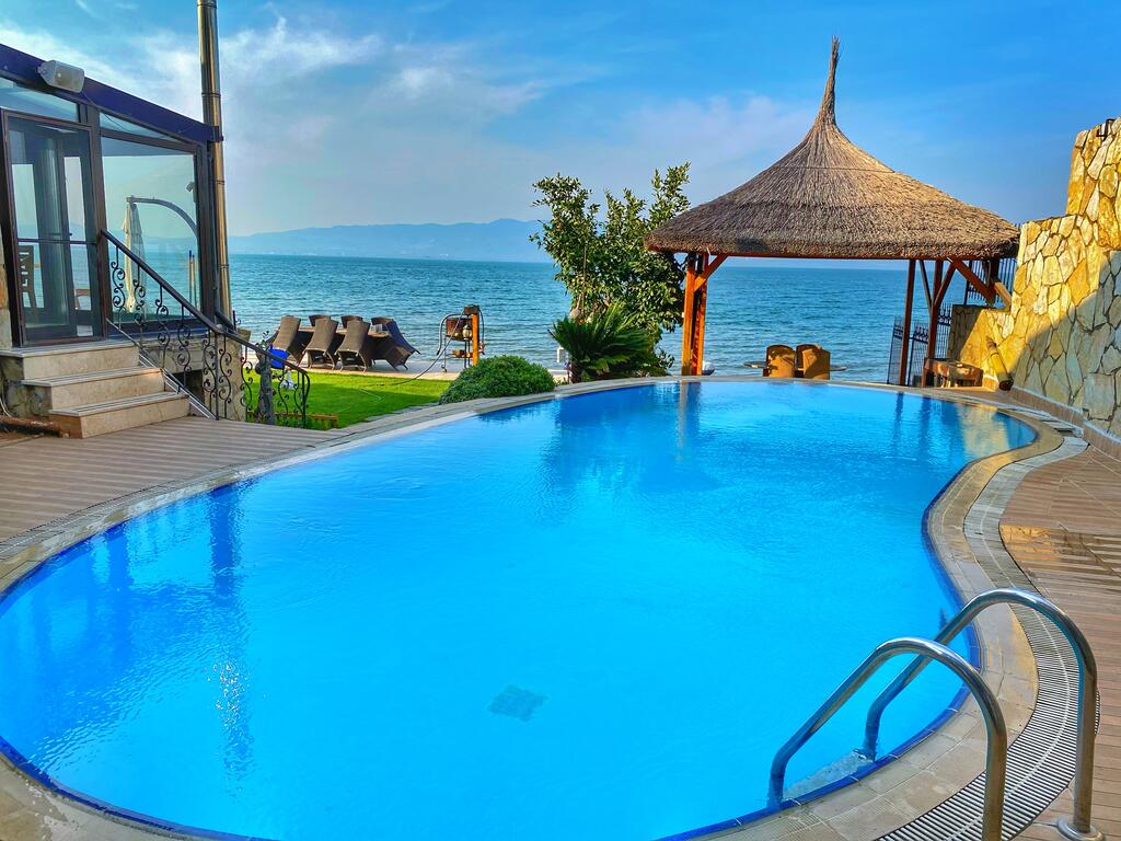 Villa Atroa Göl Evi