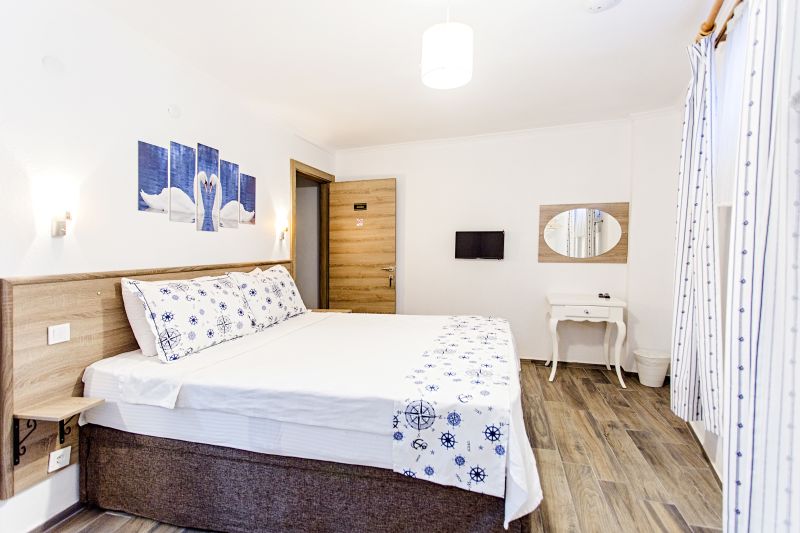 Vitis Hotel Bozcaada Ekonomik Üç Kişilik Bodrum Kat Oda Resimleri