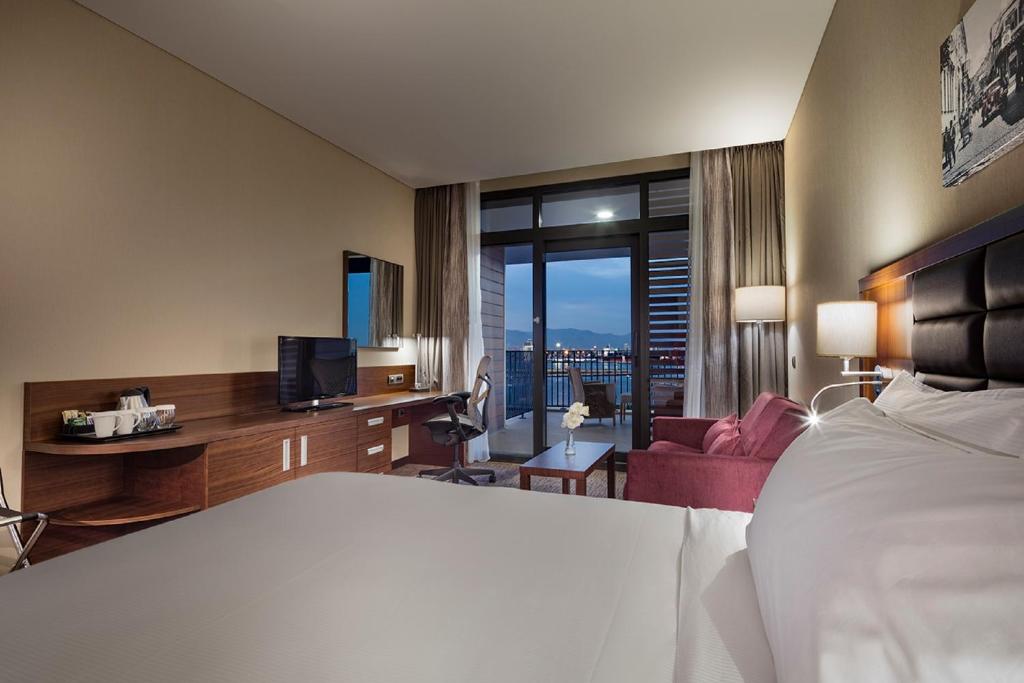Hilton Garden Inn Suite Room With Sea View & Terrace