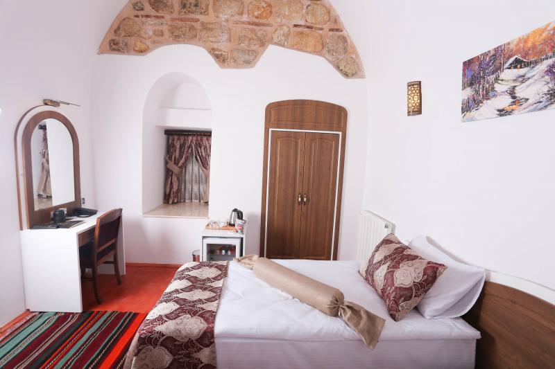 Behrampaşa Otel İptal Edilemez Üç Kişilik Oda Resimleri
